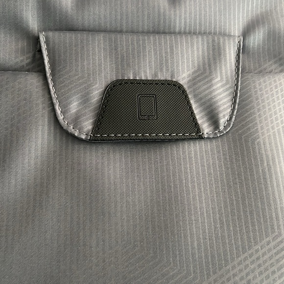 Targus corporate traveler 28L holds 15.6” laptop with safety bumpers for laptop. - Picture 9 of 9